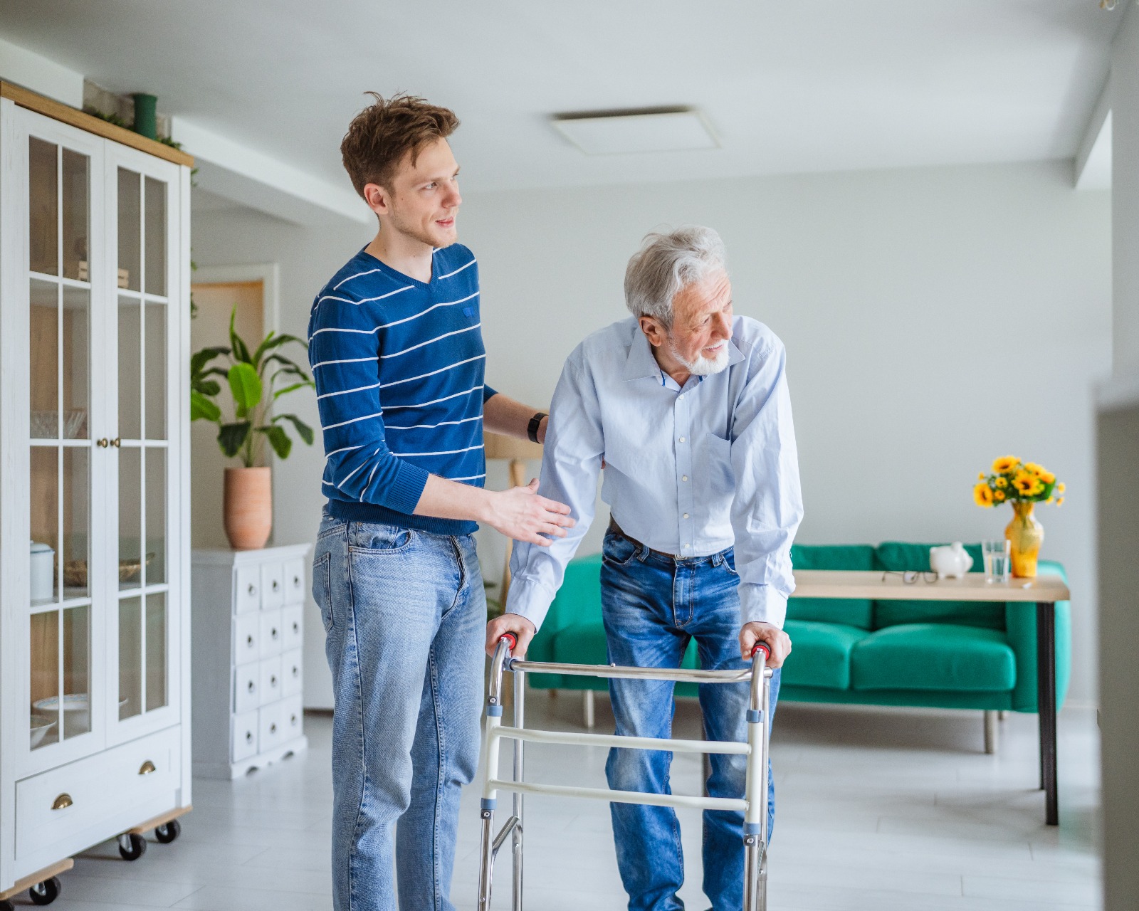 Family member supporting an older person with decision-making and care at home